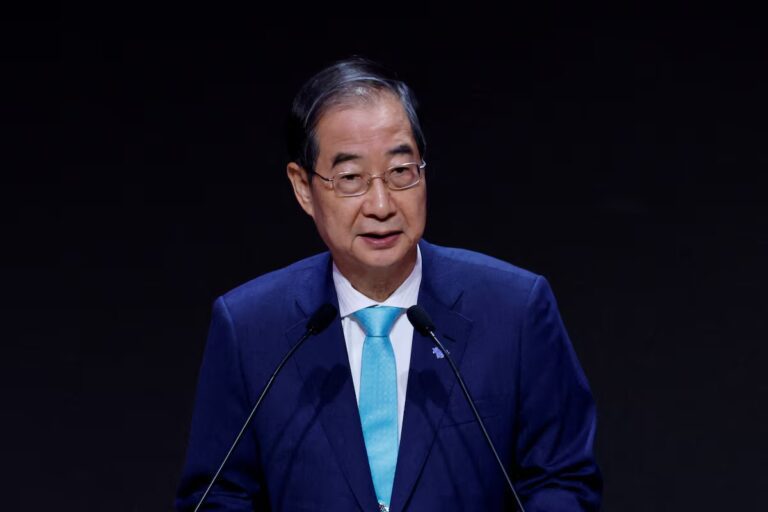 Han Duck-soo’s Fate Hangs in Balance as Impeachment Vote Looms Han Duck-soo’s Fate Hangs in Balance as Impeachment Vote Looms