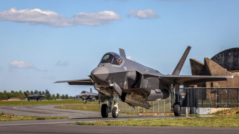 ✈️ Denmark’s Sky Supremacy Soars: F-35 Fighters Arrive to Replace Aging F-16s ✈️ Denmark’s Sky Supremacy Soars: F-35 Fighters Arrive to Replace Aging F-16s