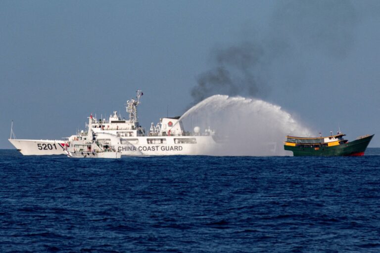 Tensions Rise in the South China Sea: Philippines and China Accuse Each Other of Dangerous Manoeuvres Tensions Rise in the South China Sea: Philippines and China Accuse Each Other of Dangerous Manoeuvres