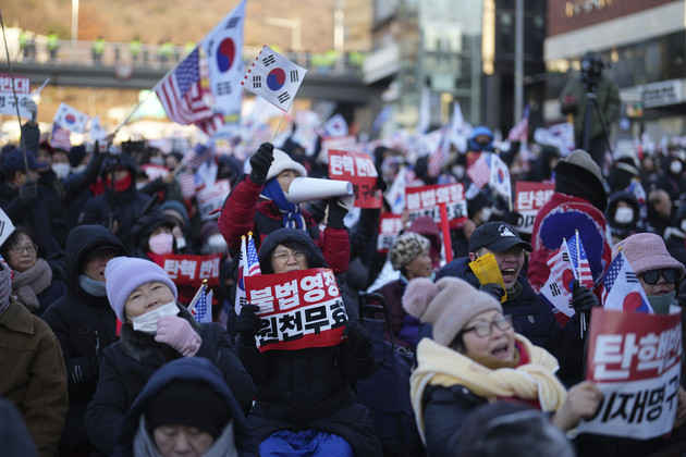 Suspended South Korean President Resists Arrest: A Nation in Political Crisis