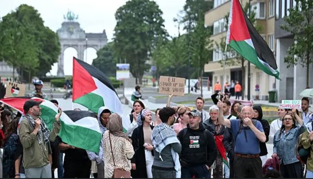 Pro-Palestine protest blocks access to Edinburgh defense factory linked to F-35 jets