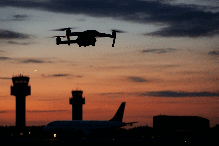 Drone swarm strikes Denmark: airports and military bases temporarily grounded Drone swarm strikes Denmark: airports and military bases temporarily grounded