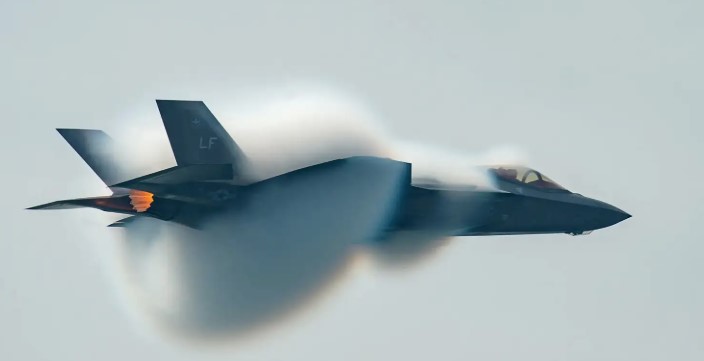 Canada moves to finalize F-35 review amid U.S. warnings on military integration risks