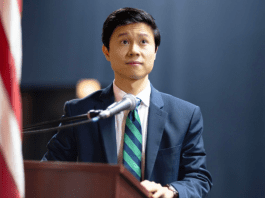 ‘Hands on the wheel!’ Vietnamese-born lawmaker Huynh recounts harrowing standoff with armed ICE agents in Chicago Illinois lawmaker Hoan Huynh says ICE agents pointed gun at him during Chicago raids