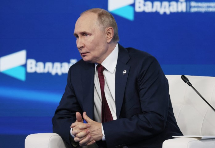 Putin warns US over Tomahawk missile supply to Ukraine citing risks to relations and battlefield