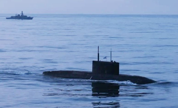 British Navy monitors Russian submarine through English Channel to secure UK waters