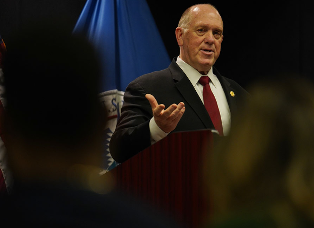 Trump administration moves to withdraw 700 immigration officers from Minnesota while enforcement continues