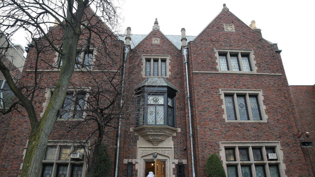 Federal prosecutors charge man with damaging Chabad Headquarters in Brooklyn, cite religious property law